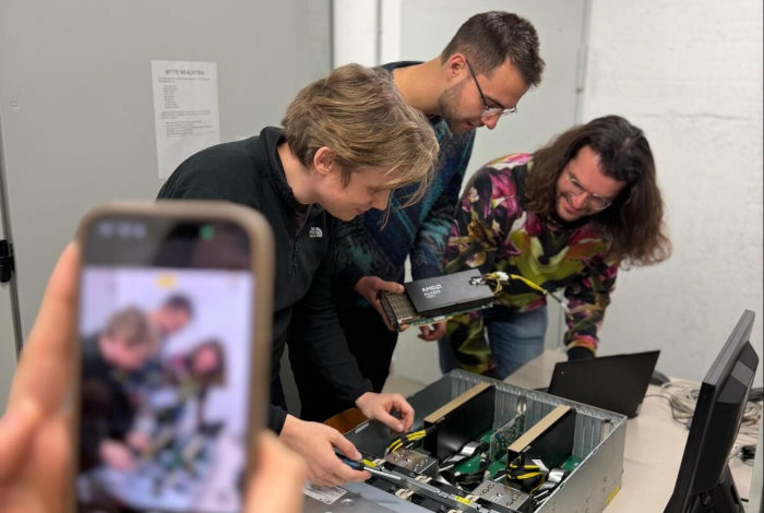 ETP und ITIV Doktoranden beim Installieren der neuen Hardware-Komponenten